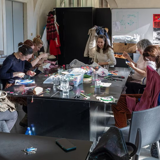 Sváteční vyšívání Veroničina šátku