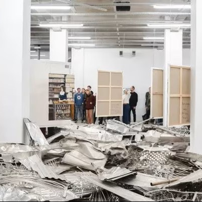 Dernisáž / komentovaná prohlídka / křest katalogu: Za Pultem (Behind the Counter)