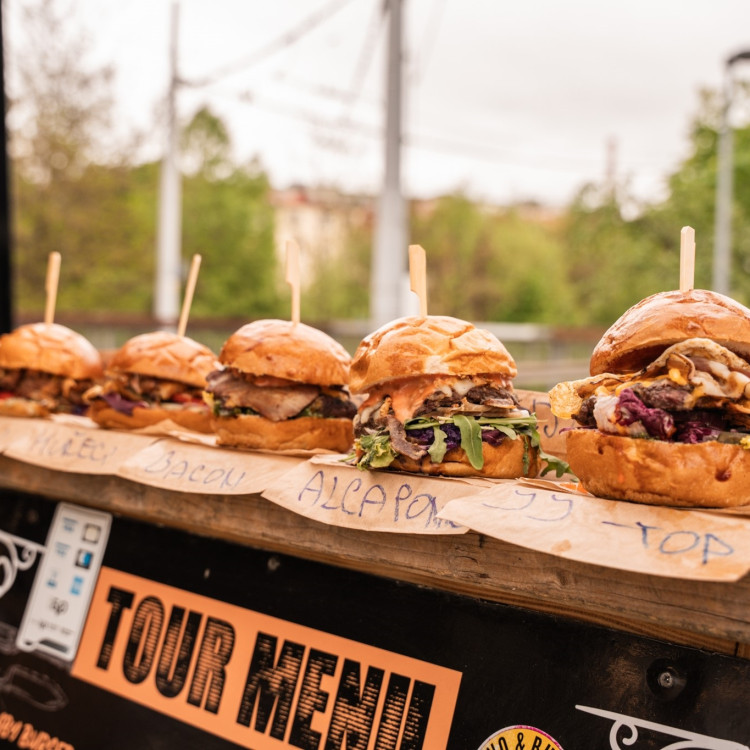 BURGER STREET FESTIVAL MÍŘÍ DO ŠANTOVKY. PŘIVEZE MINIBURGERY I SOUTĚŽNÍ BURGER BATTLE