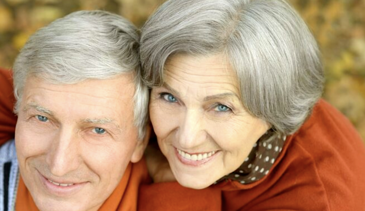 Hledám mladšího muže. Tato věta už dávno není na seznamkách tabu