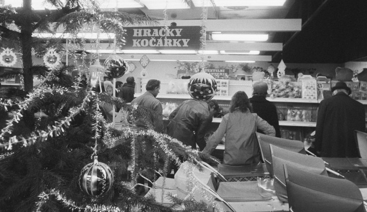 Hračky, džíny, parfémy… Vánoce bývaly svátky konzumu i v minulosti