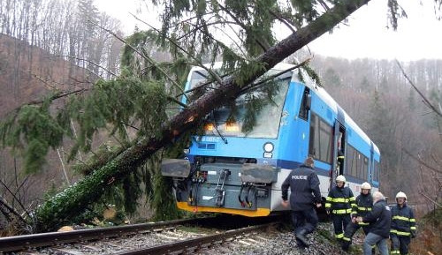 Strom přes železnici