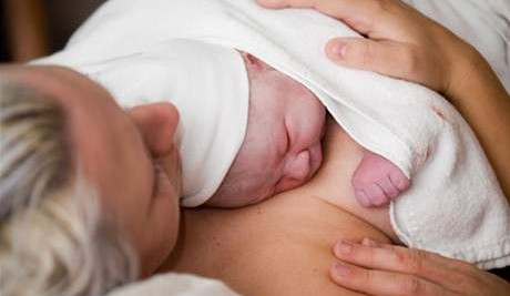 Maminka s novorozenětem - ilustrační foto