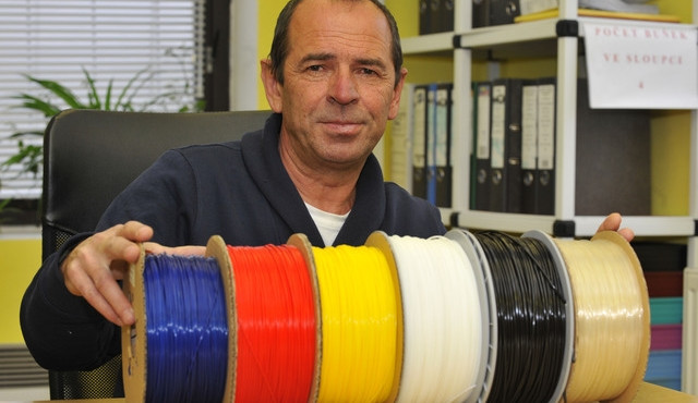 Výroba plastové náplně pro 3D tiskárny