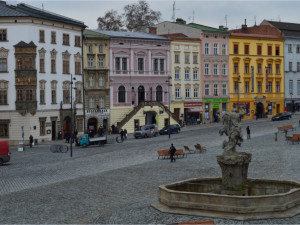 Radnice v centru Olomouce kvůli řidičům rozmístí kamenné kvádry