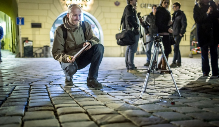 Zkouška svítivosti nových lamp. Foto: MMOl/ Jan Andreáš