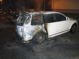 Drahý vůz se stal cílem žhářského útoku. Foto: HZS