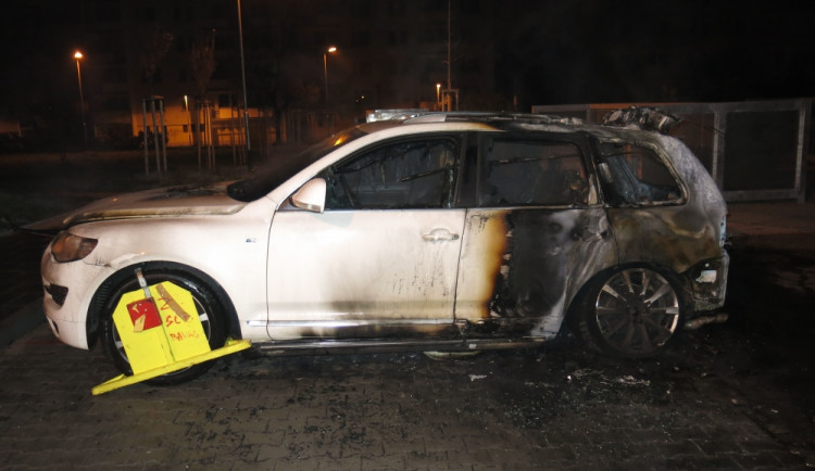 Drahý vůz byl cílem žhářského útoku. Foto: HZS