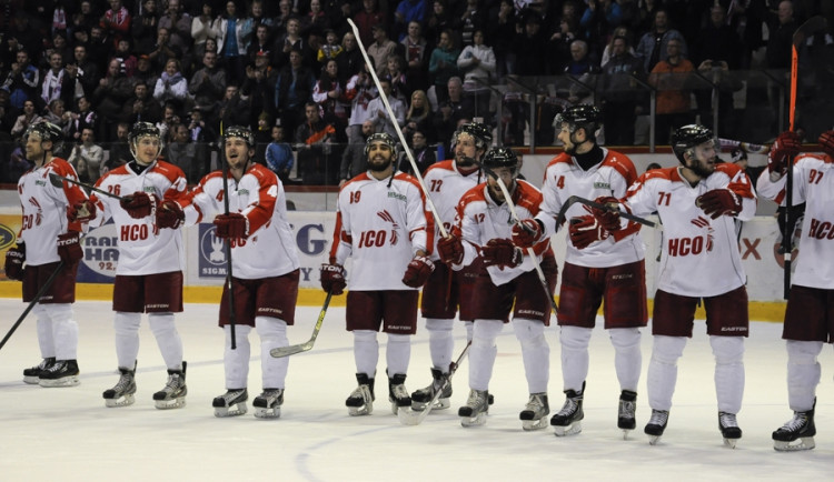 Radost hokejistů po vyhraném zápase s Kladnem. Foto: HC Olomouc
