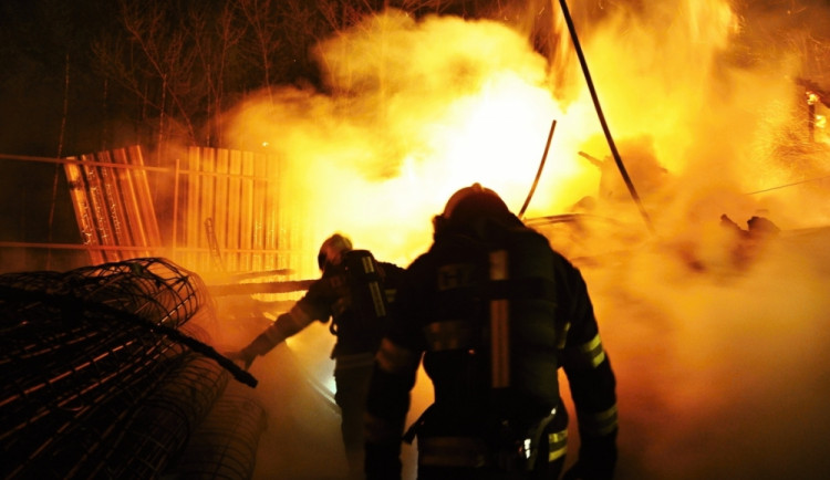 Požár zničil sklad soukromé firmy. Foto: hzscr.cz