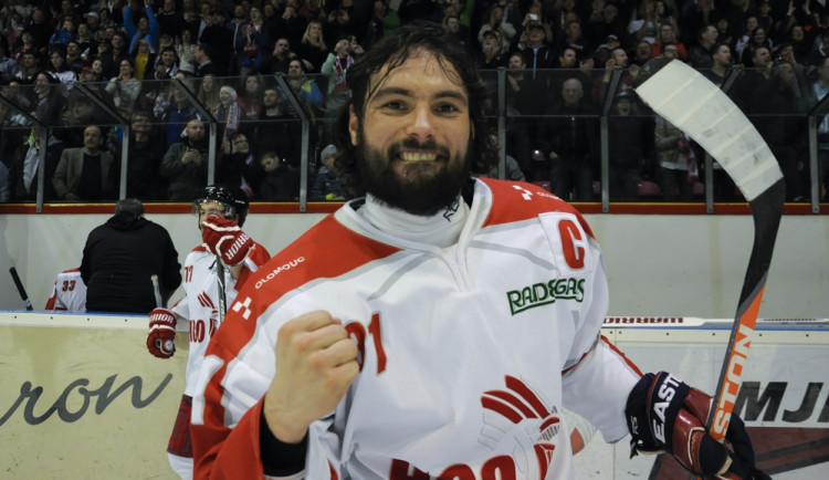 Jakub Bartoň při oslavách postupu do extraligy Foto HC olomouc