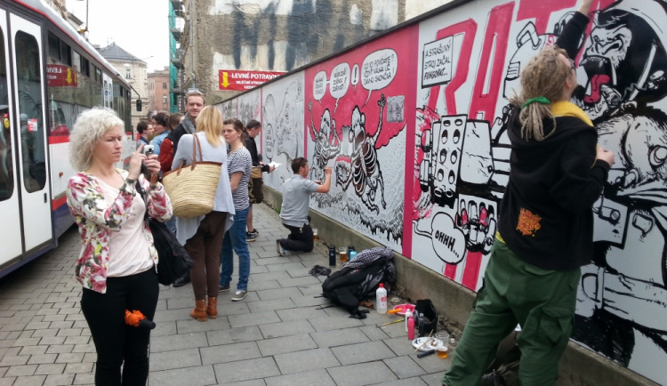 Komiksová ohrada zdobí Olomouc souběžně s výstavou krále komiksu Káji Saudka. Foto: bel