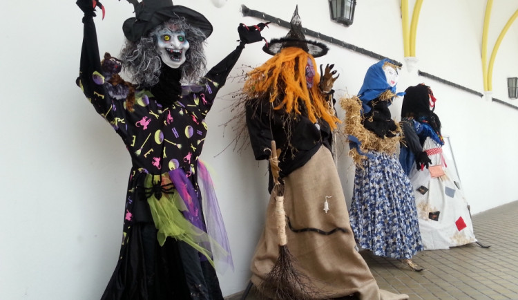 Čarodějnice už zamířily z nádvoří radnice do Korunní pevnůstky Foto: bel