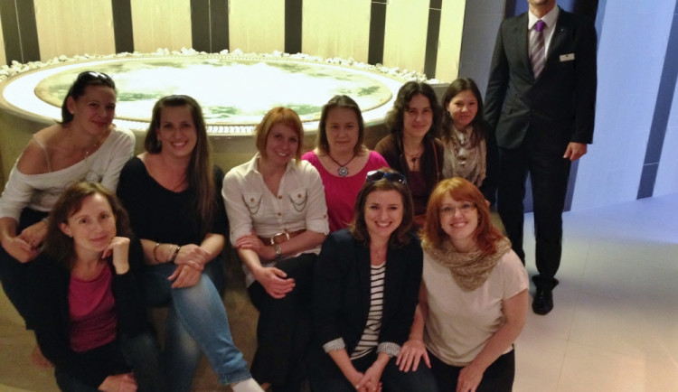 Ucastnice Den pro mámu - vparvo dole předsedkyně sdružení Věra Novotná a vpravo nahoře provozní manažer Clarion Congress Hotelu Olomouc