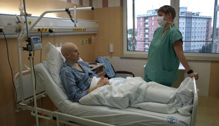 Roman Weiss v izolačním boxu na Hemato-onkologické klinice FN Olomouc - zdroj fnol.cz