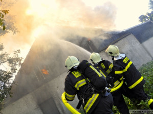 Obrovský požár zasáhl pilu v Bystročicích, škoda je 2 miliony korun.