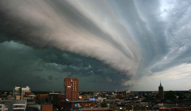 Rolling-thunder-cloud