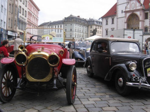 Motorky a auta z dob rakousko-uherské monarchie uvidí Horní náměstí v Olomouci.