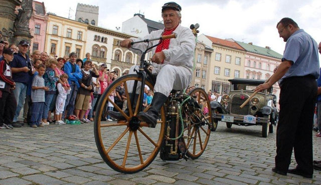 Motorky a auta z dob rakousko-uherské monarchie uvidí Horní náměstí v Olomouci.