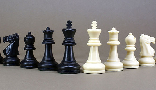 800px-Chess_Set
