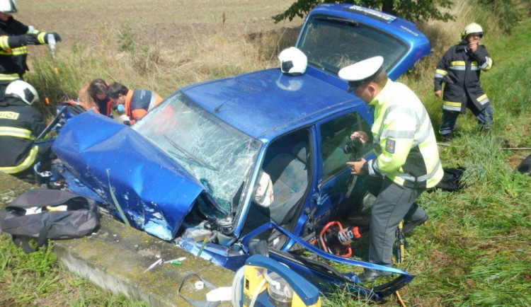 Citroën narazil do můstku, dva mladí lidé se zranili
