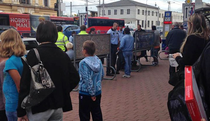 Nádražní se linul křik. Podezřelý zloděj byl zadržen