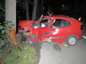 Opilý řidič narazil do stromu, spolujezdec je těžce zraněn