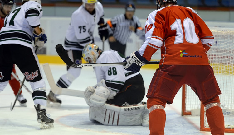 Hokejisté Olomouce generálku na extraligu zvládli, Hradec ne
