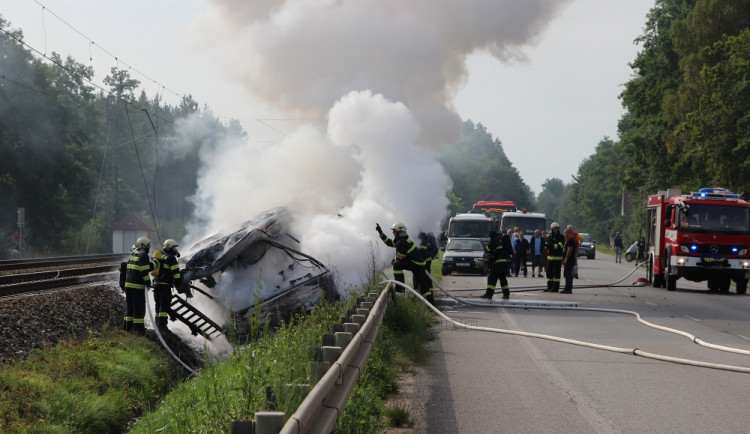 Autobus po nárazu do trakčního vedení hořel, dva lidé zemřeli