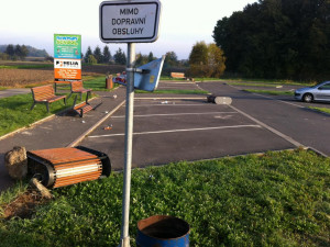 Vandalové poničili vybavení parkoviště u cyklostezky ve Chválkovicích