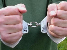 Policisté zadrželi muže, který před deseti lety znásilnil dítě