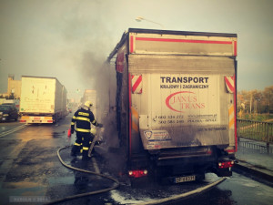 Na Velkomoravské hořel kamion, nejspíše měl závadu.