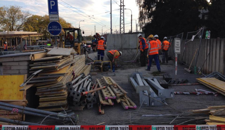 Strop podchodu u hřbitova se zřítil
