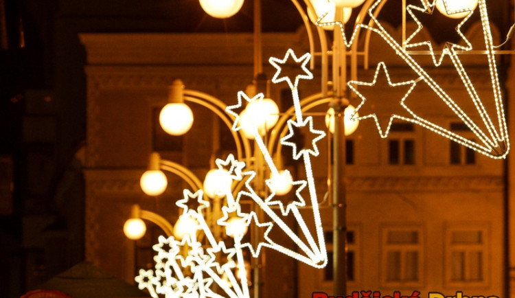 Budějcké ulice už díky výzdobě připomínají Vánoce