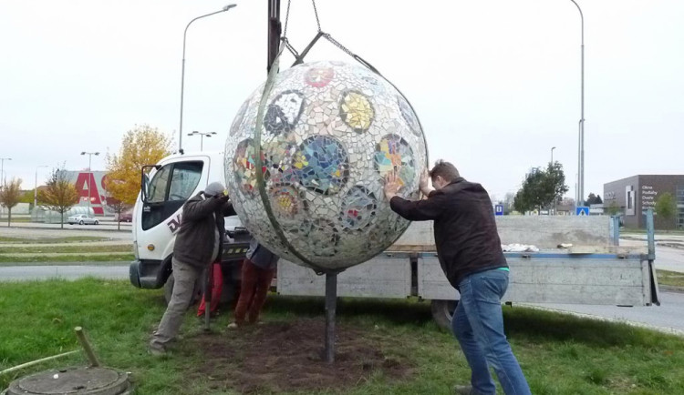 Mozaiková koule ozdobila kruháč u Globusu