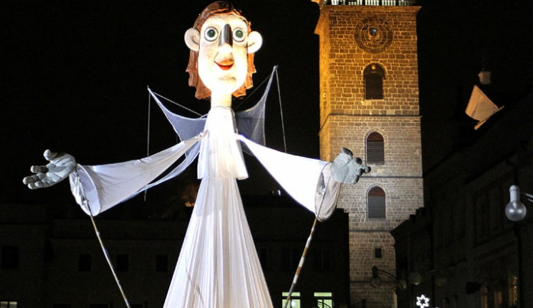 Anděl přiletěl už popatnácté. Na Černé věži dlouho neotálel