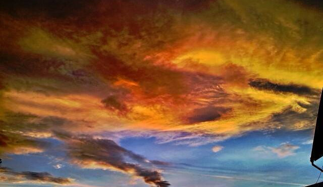 FOTO: Ranní prosincovou oblohu ozdobily červánky