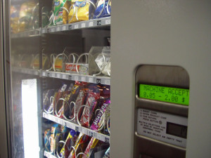 Podvodník vybral za nápojových automatů v Šantovce 2800 korun