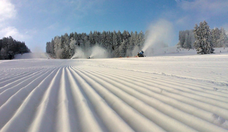 Chybí vám v Budějcích sníh? Jeďte řádit na Lipno!