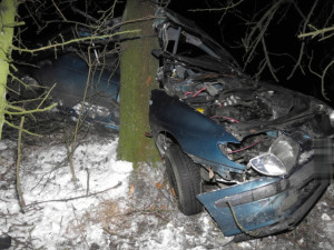 Mladá řidička utrpěla na Prostějovsku při nárazu auta do stromu vážné zranění