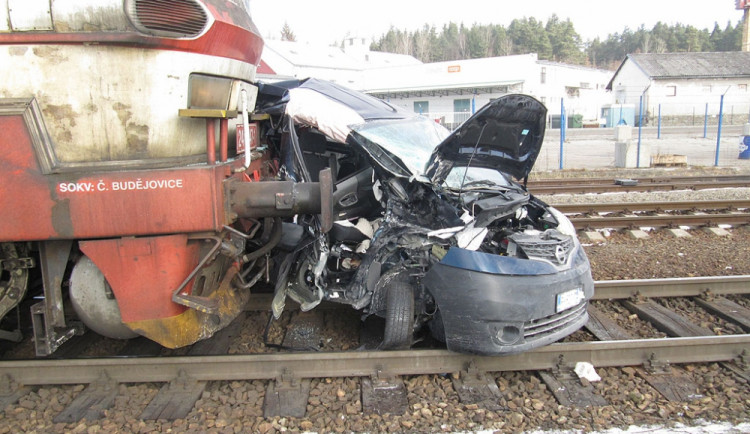 Nákladní vlak smetl na kaplickém nádraží auto, posádku museli hasiči vystřihat