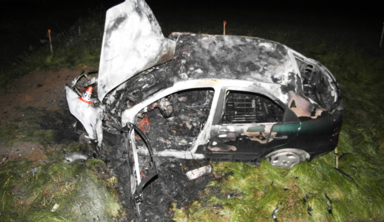 Mladík vytáhl muže z hořícího auta