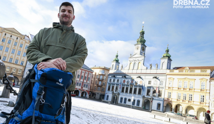 Stereotyp běžného života Lukáše Furika nebaví. Proto vyrazí na cestu kolem světa