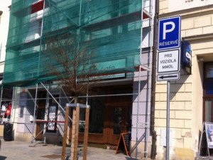 Na Dolním náměstí přibudou veřejná parkovací místa
