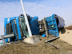 Profesionální hasiči na Olomoucku zasahovali u tří nehod nákladních vozidel
