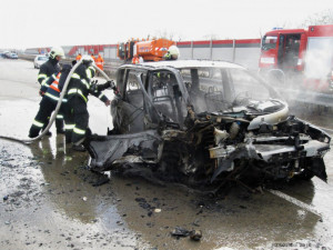 Na D1 začalo hořet auto, plameny ho zcela zničily