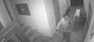 VIDEO: Zlodějku zachytila kamera, nepoznáváte ji?