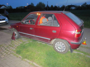Opilý muž bez řidičáku naboural dvě auta, pak se ještě pokusil ujet