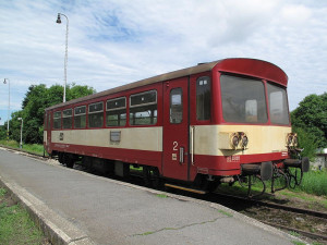 Vlak v Prostějově srazil chodce, muž střet přežil