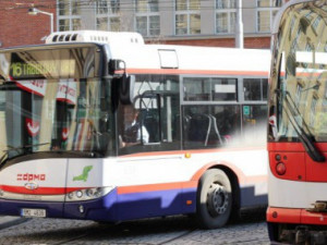 Nepozorný řidič způsobil zranění čtyř žen v autobuse